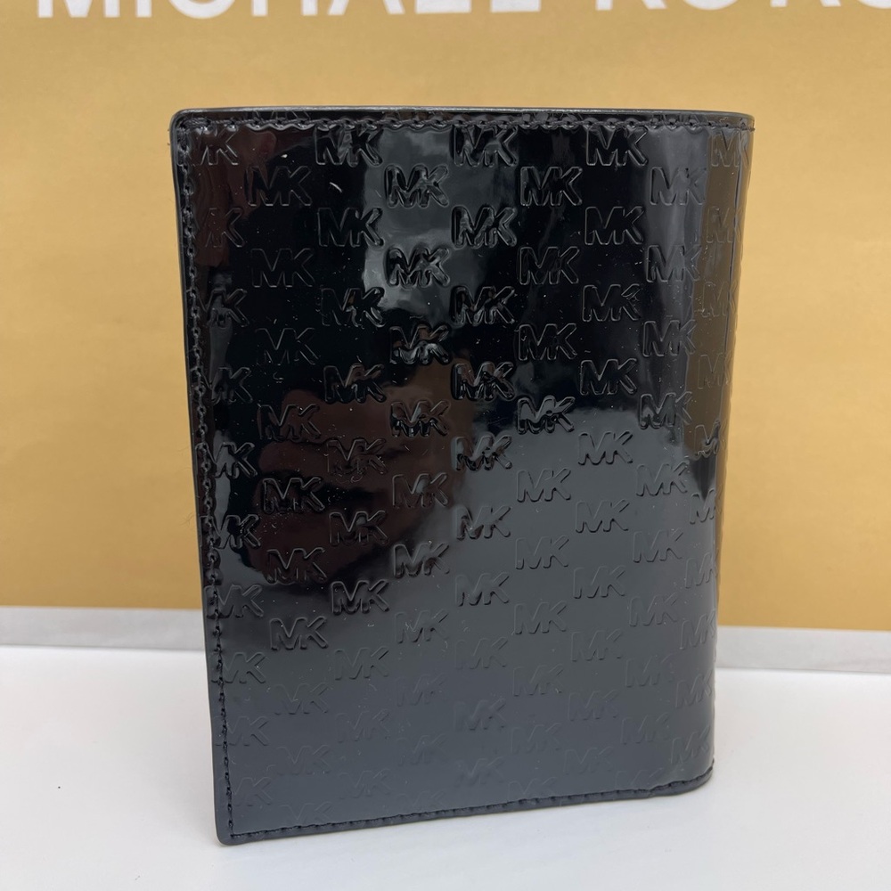 Michael Kors Jet Set Travel Md Sign Patent Logo Debossed  Passport Case
Black - Picture 4 of 16